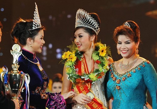 Hoa hậu các dân tộc Việt Nam 2011 Triệu Thị Hà (giữa) bên Trưởng ban tổ chức cuộc thi - bà Đoàn Kim Hồng (phải) trong khoảnh khắc đăng quang vào năm 2011.