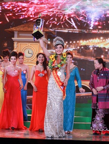 Triệu Thị Hà trong đêm đăng quang Hoa hậu các Dân tộc Việt Nam lần 2 năm 2011.