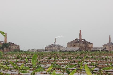 Nhà máy gạch của công ty Phú Hà (xã Văn Khê, huyện Mê Linh - Hà Nội) vẫn ngang nhiên hoạt động sau hàng loạt sai phạm. (Ảnh: Đất Việt)