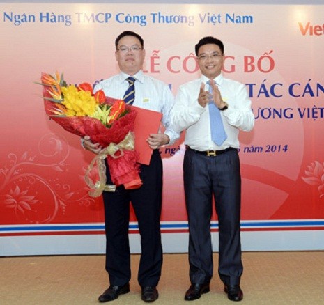 Bí thư Đảng ủy, Chủ tịch HĐQT VietinBank Nguyễn Văn Thắng trao quyết định bổ nhiệm Phó Tổng giám đốc cho ông Trần Minh Bình. Ảnh Mạnh Thắng