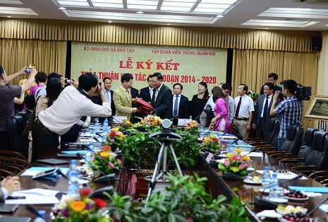 Ông Nguyễn Mạnh Hùng và Bộ trưởng Phạm Vũ Luận tại buổi lễ ký kết.