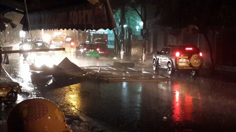 Mái tôn bị gió quật bay xuống đường Hoa Lư trong trận mưa chiều tối ngày 4/6. Ảnh: Thắng Nguyễn - Vietnamnet