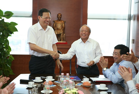 Ông Phùng Đình Thực bàn giao nhiệm vụ Chủ tịch HĐTV Tập đoàn cho Tổng Giám đốc Đỗ Văn Hậu.