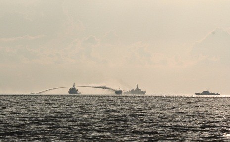 Tàu Trung Quốc chủ động đâm va, dùng vòi rồng công suất lớn tấn công tàu dân sự của Việt Nam.