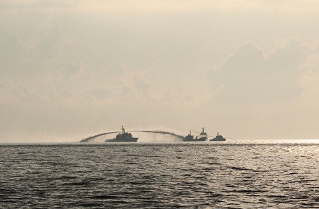 Các tài hải cảnh của Trung Quốc bao vây, tấn công tài kiểm ngư KN-630 của Việt Nam bằng vòi rồng công suất lớn.