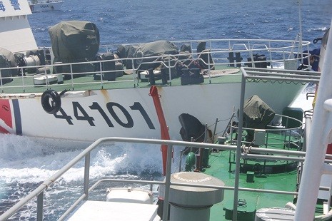 Tàu hải cảnh 44101 của Trung Quốc đâm trực diện ngang mũi tàu cảnh sát biển Việt Nam.
