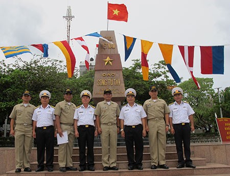 Đại diện hai đoàn Việt – Phi chụp ảnh lưu niệm trên đảo Song Tử Tây ngày 8/6 (Ảnh: Báo QĐND)