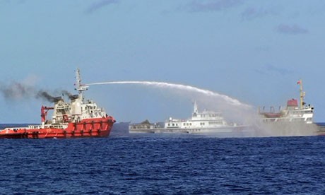 Tàu TQ xịt vòi rồng vào tàu kiểm ngư Việt Nam. Gần đây họ còn ném đá và chai lọ sang tàu của VN. (Ảnh: Reuters)