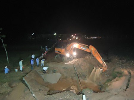 Tuyến đường ống nước sạch sông Đà bị vỡ ngày 1/4/2014.