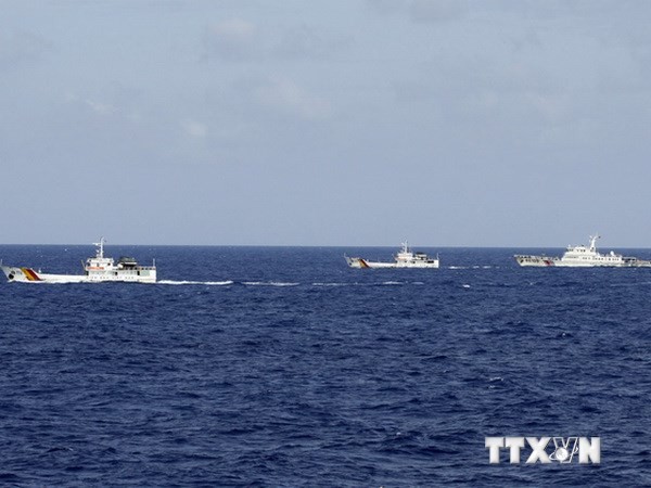Tàu Trung Quốc (bên phải) áp sát, ngăn cản, sẵn sàng đâm va, uy hiếp tàu Kiểm ngư Việt Nam. (Ảnh: Khánh Hiếu-Quang Vũ/TTXVN)