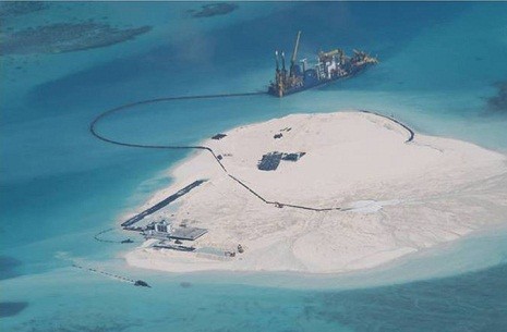 Trung Quốc đang xây căn cứ quân sự (trái phép) trên đảo Gạc Ma, Trường Sa (Ảnh: AP)