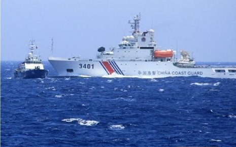 Tình hình Biển Đông căng thẳng do hành động gây hấn của Trung Quốc. Trong ảnh là một tàu Hải cảnh Trung Quốc chủ động đâm thẳng vào bên sườn tàu CSB Việt Nam (Ảnh: TTXVN)