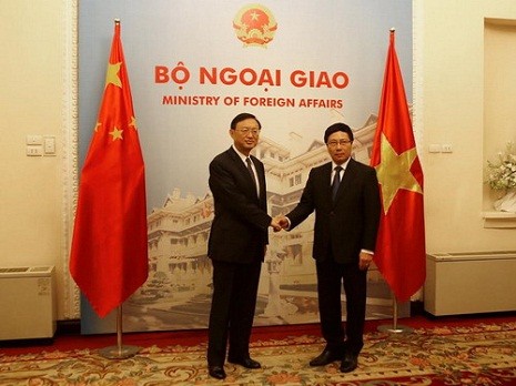 Phó Thủ tướng, Bộ trưởng Ngoại giao Phạm Bình Minh bắt tay Ủy viên quốc vụ viện Trung Quốc Dương Khiết Trì trong cuộc gặp tại nhà khách chính phủ ngày 18.6 - Ảnh: Ngọc Thắng