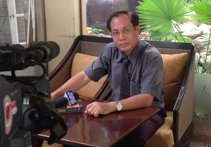 TS Trần Đình Bá đang trả lời phỏng vấn truyền hình về sự cố máy bay hạ cánh nhầm sân bay (Ảnh do tác giả cung cấp)