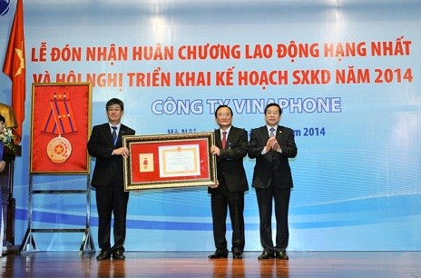 Bộ trưởng Nguyễn Bắc Son trao Huân chương Lao động cho Công ty VinaPhone.