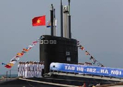Hiện nay, quân đội Việt Nam, đã có khả năng tác chiến trong không gian ba chiều: trên không, trên mặt biển, và dưới mặt biển. Trong ảnh là tàu ngầm Kilo HQ-182 Hà Nội của Việt Nam, tại quân cảng Cam Ranh. (Ảnh: nld.com.vn)
