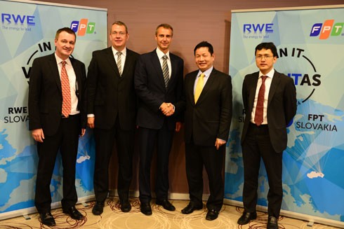 Ngày 19/6, ông Trương Gia Bình - Chủ tịch FPT gặp gỡ và trao đổi đầu tiên với toàn bộ 400 nhân viên và lãnh đạo công ty RWE IT Slovakia. Ảnh: chungta.vn.