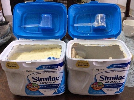 Chị Tr. so sánh hai hộp sữa Similac Advance cùng nhãn mác nhưng màu sắc khác nhau.