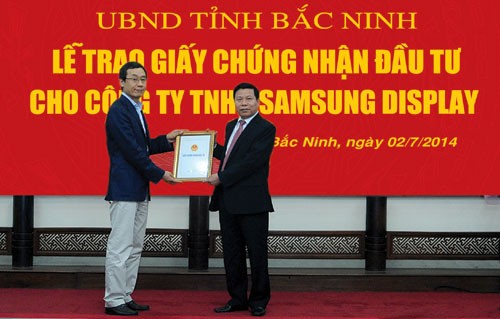Chủ tịch UBND tỉnh Nguyễn Nhân Chiến trao Giấy phép đầu tư cho Công ty Samsung Display (Ảnh: Báo điện tử Bắc Ninh).