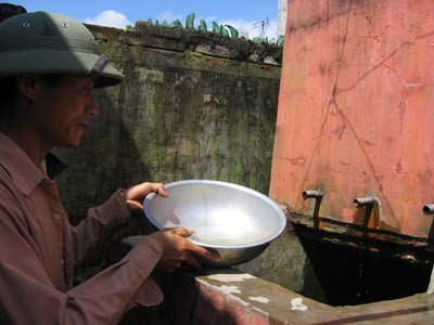 Người dân Đông Lỗ sử dụng nước giếng nhiễm Asen (Nguồn Vnexpress)