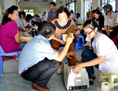 Vinamilk tổ chức đo loãng xương cho người cao tuổi Phú Yên, giúp người cao tuổi phát hiện và phòng ngừa loãng xương
