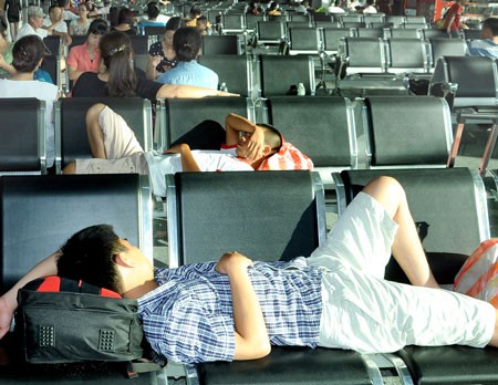 Hành khách ngủ vạ vật ở sân bay vì bị chậm chuyến.