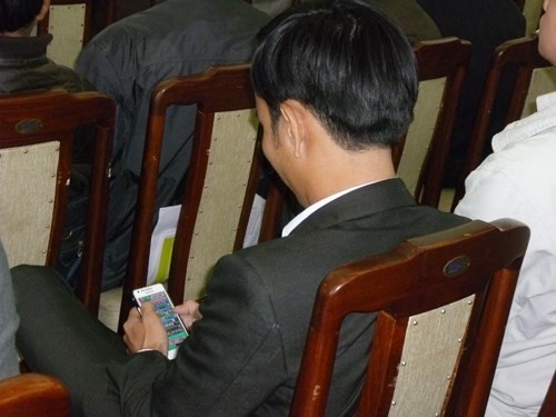 Tại hội nghị tổng kết công tác phòng chống HIV/AIDS, ma túy, mại dâm năm 2013 và triển khai nhiệm vụ năm 2014 do UBND TP Đà Nẵng tổ chức ngày 13/2/2014, một số đại biểu cũng thản nhiên chơi game. (Ảnh: Infonet)