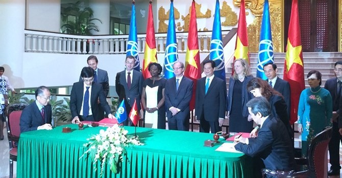 Lễ ký kết vay vốn từ WB có sự chứng kiến của Thủ tướng Nguyễn Tấn Dũng, Bộ trưởng các bộ: Y tế, Công thương, Nông nghiệp và phát triển nông thôn và Văn phòng Chính phủ. Ảnh: Mạnh Nguyễn