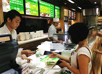 Các nhà hàng trong sân bay Tân Sơn Nhất bắt đầu giảm giá đồ ăn, thức uống từ ngày 17/7.