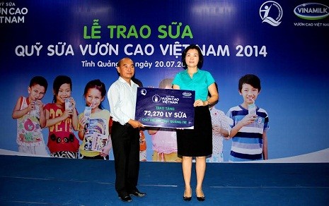 Bà Bùi Thị Hương – Giám Đốc Đối Ngoại Vinamilk trao bảng sữa tượng trưng 72.270 ly sữa của Quỹ sữa Vươn Cao Việt Nam cho trẻ em tỉnh Quảng Trị.