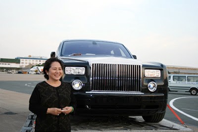 Bà Dương Thị Bạch Diệp bên chiếc Royce-Roll đầu tiên được nhập về VN.