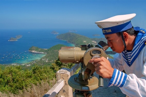 Chiến sĩ cụm đảo Phú Quốc, Kiên Giang nêu cao tinh thần cảnh giác, quan sát vùng trời biển. Ảnh: Thanh Quang.