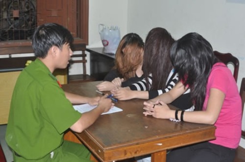 Cơ quan công an lấy lời khai gái mại dâm trong một vụ việc bị phát hiện tại Hà Nội. Ảnh Báo phụ nữ TP.HCM