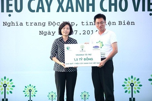 Bà Bùi Thị Hương, Giám Đốc Đối Ngoại Vinamilk trao tặng bảng tài trợ cây xanh tượng trưng cho ông Trần Phong, đại diện Tổng cục môi trường – Bộ Tài Nguyên &amp; Môi Trường.