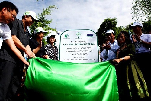 Các đại biểu cùng thực hiện nghi thức kéo vải phủ bảng lưu niệm của chương trình Quỹ 1 triệu cây xanh cho Việt Nam trong Lễ trồng cây của Quỹ 1 triệu cây xanh tại Điện Biên.