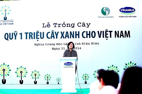 Bà Bùi Thị Hương, Giám Đốc Đối Ngoại Vinamilk chia sẻ những tâm huyết của Vinamilk thông qua các hoạt động xã hội, đặc biệt là Quỹ 1 triệu cây xanh cho Việt Nam.