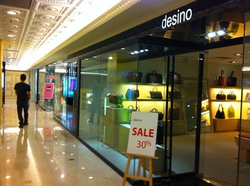 Cửa hàng Desino không một bóng người dù để biển thông báo giảm giá 30%.