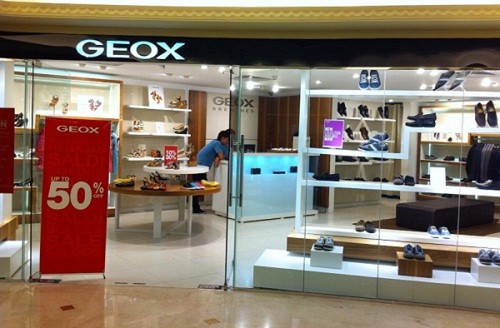 Tương tự, cửa hàng Geox giảm giá 50% nhưng cũng không có khách.