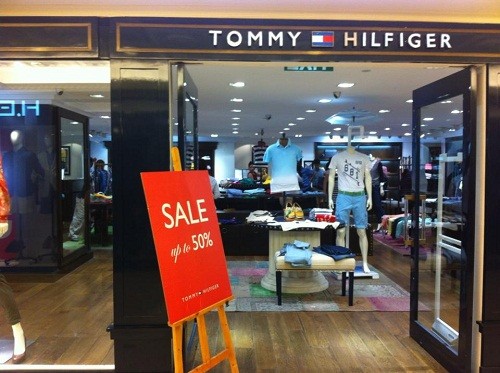 và Tommy Hilfiger cũng rất ế ẩm dù để biển thông báo giảm giá 50%.