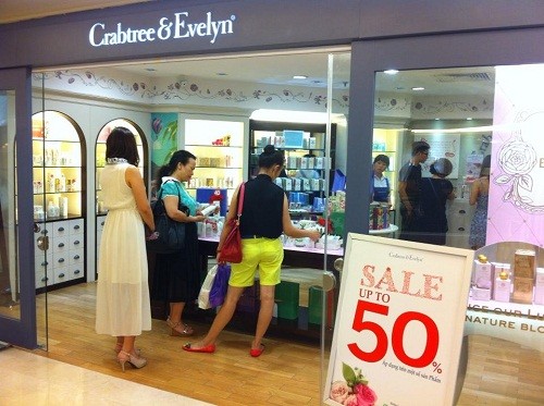 Cửa hàng mỹ phẩm Crabtree &amp; Evelyn thu hút một vài khách hàng.