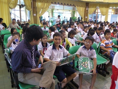 1.700 chiếc cặp sách và 65 suất học bổng đã đến tay trẻ em nghèo hiếu học tại tỉnh Long An - điểm khởi đầu cho chuỗi chương trình An sinh xã hội.