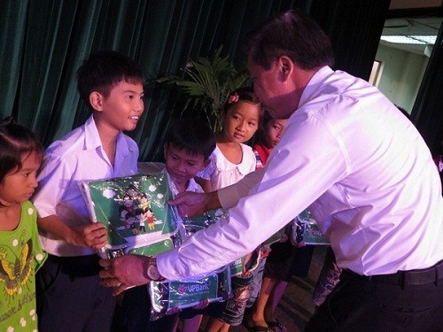 Ông Nguyễn Quang Sáng, Giám đốc chi nhánh VPBank Long An trao cặp cho các em học sinh có mặt tại buổi lễ.