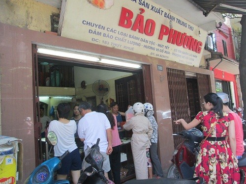 Ngày thường cửa hàng bánh trung thu Bảo Phương cũng đông khách tới mua.