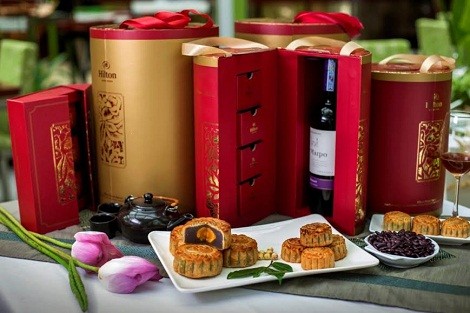 Những hộp bánh của khách sạn Hilton Hanoi Opera.