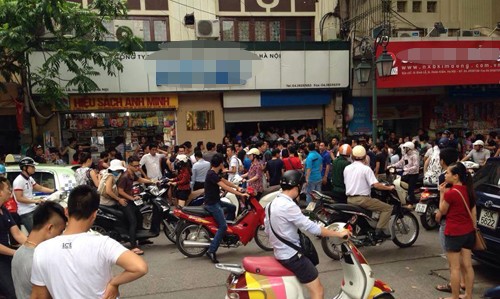 Dòng người đổ về phố Đinh Lễ ngày một đông gây hiện tượng lộn xộn, tắc đường.