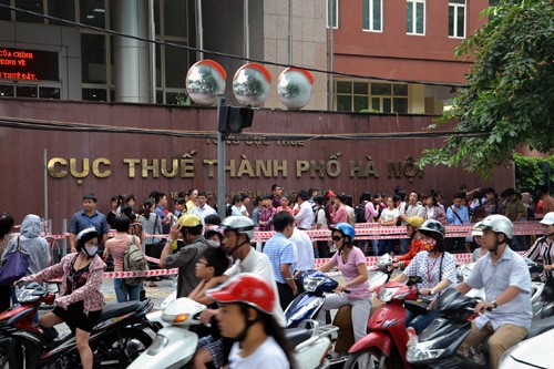 Từ 7 giờ sáng ngày 14/8, hàng trăm người đã có mặt trước khu vực cổng Cục Thuế thành phố Hà Nội xếp hàng kín vỉa hè - Ảnh: Nguyễn Tuấn
