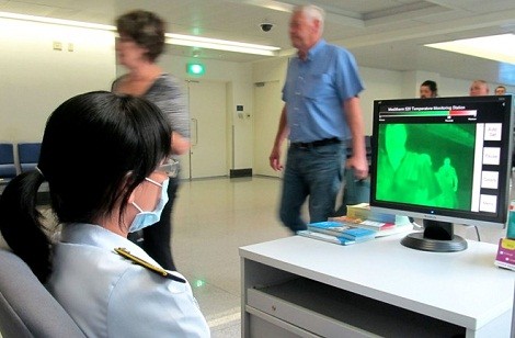 Nhân viên y tế sân bay ngồi theo dõi thân nhiệt hành khách đến Tân Sơn Nhất. (Ảnh minh họa)