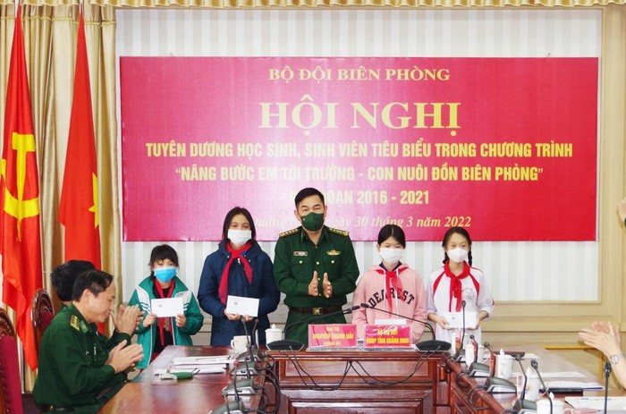 Đại tá Nguyễn Thanh Hải, Chính uỷ Bộ đội Biên phòng Quảng Ninh trao tặng phần quà cho các học sinh đã đạt thành tích cao trong học tập (Ảnh: CTV)