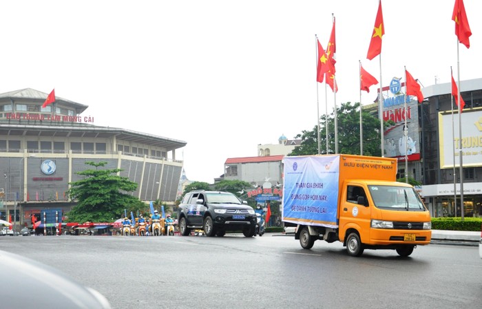 Tổ chức diễu hành, tuyên truyền trên các tuyến phố chính của thành phố Móng Cái (Ảnh: Trần Tương)