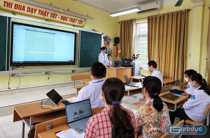 Nhóm học sinh trung học cơ sở tham gia thi kỹ năng lập trình (Ảnh: Phạm Linh)